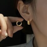 A Pair of Fashionable Water Drop-Shaped Glossy Ear Buckles, Minimalist Style Circle Earrings, Minimalist Niche Design, High-End Jewelry - Image 2